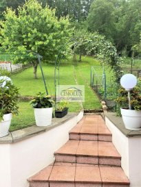 L\'agence CIMOLUX vous propose un appartement au 2ème étage avec une superficie de +/-97m2.<br><br>L\'appartement dispose un hall d\'entrée, un salon/salle à manger, une cuisine équipée séparée, 2 chambres, une salle de douche, une terrasse de +/-19m2, un jardin privé et un garage box fermé.<br><br>Prix 649.000€ <br>(frais d\'agence compris 3% + Tva 17 % à la charge du vendeur)<br><br>Pour plus d\'informations n\'hésitez pas à nous contacter on parle français, allemand, luxembourgeois, anglais, portugais et italien.<br><br>Pour l\'obtention de votre crédit, notre relation avec nos partenaires financiers vous permettront d\'avoir les meilleures conditions.