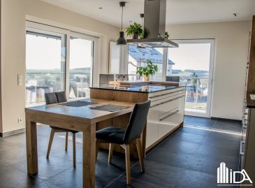 L'Immobilière de l'Attert vous propose en location ce bel appartement situé au premier étage d'une résidence à Weiswampach.

L'appartement de +/- 91 m² se compose de:

- beau séjour / salle à manger avec coin cuisine équpée et sortie sur belle terrasse de 18m²
- hall de nuit avec wc séparé et débarras avec fenêtre permettant d'installer un lave et sèche-linge
- 2 chambres à coucher
- salle de douche.

L'appartement dispose d'un emplacement de parking extérieur et intérieur et d'une cave.

Ce bien vous intéresse ! Merci de remplir le 