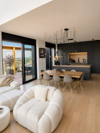À LOUER 

Penthouse Duplex d'Exception. Tour Aurea (Plateau du Funiculaire, Differdange)

JS Partners Immobilière a le plaisir de vous présenter un bien d'exception, une adresse unique réservée à une clientèle en quête de prestige, de confort et d'exclusivité.

Situé aux 13e et 14e étages, les deux derniers niveaux de la prestigieuse Tour Aurea, ce somptueux penthouse duplex de 104 m² habitables offre un art de vivre incomparable, sublimé par une architecture contemporaine, des volumes spectaculaires et une luminosité exceptionnelle.

Dès votre arrivée, vous serez immédiatement séduit par un remarquable espace de vie d'environ 65 m², réunissant un vaste séjour, une élégante salle à manger et une cuisine ouverte aux lignes épurées. Les immenses baies vitrées baignent l'ensemble de lumière naturelle et s'ouvrent sur une magnifique terrasse panoramique offrant une vue imprenable sur Differdange et ses environs.

L'étage supérieur, entièrement consacré à l'espace nuit, accueille deux belles chambres à coucher, dont une superbe suite parentale. Les deux chambres sont aménagées avec des armoires sur mesure de haute qualité, offrant des espaces de rangement élégants et parfaitement intégrés. Une salle de bains contemporaine aux finitions raffinées complète ce niveau. Chaque détail a été pensé afin d'offrir un confort absolu dans une atmosphère élégante et chaleureuse.

Prestations haut de gamme

- Penthouse duplex situé aux 13e et 14e étages, les deux derniers niveaux de la résidence
- 104 m² habitables
- Magnifique espace de vie d'environ 65 m² avec cuisine ouverte
- Grande terrasse panoramique avec vue exceptionnelle
- Deux chambres à coucher, dont une superbe suite parentale
- Armoires sur mesure de haute qualité dans les deux chambres
- Salle de bains contemporaine
- WC séparé avec vestiaire aménagé à l'entrée
- Buanderie privative intégrée au duplex
- Pièce débarras offrant un espace de rangement supplémentaire
- Appartement entièrement meublé, luminaires inclus
- Climatisation réversible (3 unités) dans le séjour et les deux chambres
- Chauffage au sol
- Triple vitrage haute performance
- Stores de protection solaire
- Ventilation mécanique contrôlée (VMC)
- Détecteurs de fumée
- Cave privative
- Deux emplacements de parking intérieurs côte à côte
- Borne de recharge pour véhicule électrique ainsi qu'une prise électrique supplémentaire

Un emplacement privilégié

Implantée au cœur du très recherché Plateau du Funiculaire, la Tour Aurea bénéficie d'un environnement moderne où tout est accessible à pied.

À proximité immédiate :

- Gare de Differdange
- Cabinets médicaux, kinésithérapeutes et pharmacie
- Commerces et supermarchés
- Restaurants et cafés
- Écoles et crèches
- Centre sportif et infrastructures de loisirs
- Accès rapide vers Belval, Luxembourg-Ville et les principaux axes autoroutiers

Un bien rare sur le marché

Ce penthouse représente une opportunité exceptionnelle d'acquérir l'un des appartements les plus prestigieux de Differdange. Son emplacement privilégié, ses prestations haut de gamme, sa terrasse panoramique et son confort absolu en font un bien unique, idéal tant comme résidence principale que comme investissement patrimonial de qualité.

Une visite suffira pour vous convaincre.

Surfaces et dimensions données à titre indicatif.

Pour plus d'informations ou pour organiser une visite, n'hésitez pas à nous contacter.

Moura Jemp  
JS Partners Immobilière  
+352 621 216 646