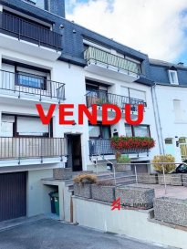 Fini le confinement<br>INFO COVID-19<br><br>Les visites sont possibles sous les conditions suivantes :<br>* 2 personnes max<br>* port de masque et gants obligatoires<br><br>A saisir absolument !!!<br><br>Superbe appartement dans une résidence 8 unités.<br><br>L\'appartement se compose de:<br>- Un hall d\'entrée desservant toutes les pièces de l\'appartement<br>- Une superbe cuisine entièrement équipée avec accès terrasse, salon / salle à manger avec accès  terrasse<br>- Deux chambres à coucher <br>- Une salle de bain<br>- WC séparé<br>- Garage et emplacement extérieur<br><br>Plus de photos sur demande...<br><br>AFIL IMMO s\'engage dans toutes vos démarches immobilières (estimation, vente, location de biens, recherche de financements).<br><br>Vous satisfaire est notre priorité !<br><br>Les prix s\'entendent frais d\'agence de 3 % + TVA 17 % inclus.