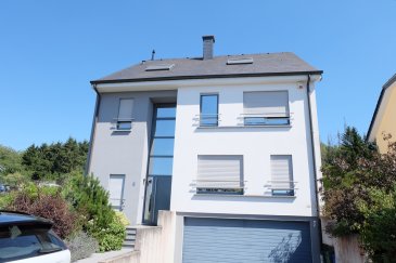 WALFERDANGE,  Iwwert dem Geierpad, quartier très résidentiel au calme absolu, belle maison  moderne et lumineuse aux volumes généreux, libre de 4 côtés,  bâtie en 2005 avec finitions de haut standing et comprenant : hall d’entrée avec pierre naturelle au sol, coin vestiaire, WC séparé, débarras, grand living avec accès terrasse et jardin, pierre naturelle au sol, cuisine équipée séparée, 
Premier étage : grande chambre parentale avec parquet au sol, dressing et salle de bains en suite (douche, baignoire, double lavabo, WC),  deux chambres à coucher avec parquet au sol, salle de douche avec WC, dernier étage : deux chambres à coucher avec parquet au sol, un bureau, débarras, salle de douche avec WC, grenier avec chaudière au gaz, sous-sol : hall de distribution, WC séparé, grande buanderie, cave avec accès jardin, garage fermé pour 3 voitures, 
Extérieur : grand jardin avec arbres fruitiers. Alarme, contrat de bail de 3 ans minimum
Libre le 1er décembre 2020
Contact et visites : Rosalba MAITRE téléphone : 691 550 189
Email : rosalba@parkagence.lu
