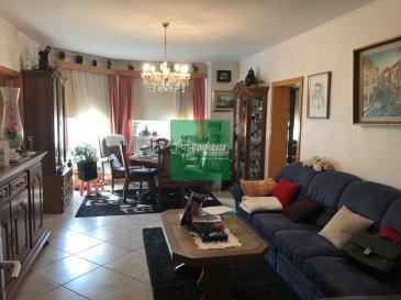 Tempocasa Strassen vous propose cet appartement idéalement situé à Luxembourg-gasperich.<br>Il est composé d\'un hall, trois chambres à coucher, une cuisine séparée avec débarras, un séjour, une salle de bain et un wc séparé.<br>Il bénéficie également d\'un balcon, une cave et une place de parking intérieur.<br>Contactez-nous pour plus d\'informations.<br />Ref agence :146