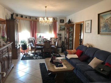 Tempocasa Strassen vous propose cet appartement idéalement situé à Luxembourg-gasperich.
Il est composé d'un hall, trois chambres à coucher, une cuisine séparée avec débarras, un séjour, une salle de bain et un wc séparé.
Il bénéficie également d'un balcon, une cave et une place de parking intérieur.
Contactez-nous pour plus d'informations.
Ref agence :146