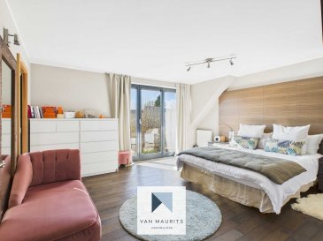 La description de la propriété est la suivante :

Nichée au calme dans une zone résidentielle, cette maison baignée de lumière et aux prestations haut de gamme est un secret bien caché. D'une superficie de ± 310m² dont ± 230m² habitables, elle est bâtie sur un terrain de 4,38 ares et offre une exposition sud-ouest. Elle est en parfait état avec ses rénovations effectuées en 2019 et 2020 et équipée d'une domotique intégrale KNX (volets, chauffage, éclairages, alarme). Elle est située à proximité de l'autoroute (Mamer-Capellen) et de toutes commodités (écoles, commerces, etc.).

Elle se compose comme suit :

Au rez-de-chaussée :
- L'entrée avec vestiaire sur mesure, WC séparé avec lave-mains 
- La cuisine équipée de ± 17m² ouverte sur la salle à manger (îlot central et électroménagers AEG dont une plaque à induction, un teppanyaki et un four à vapeur)
- La salle à manger de ± 28m² avec ses baies vitrées sur la terrasse / jardin 
- Le lumineux salon de ± 38m² avec sa cheminée à double face et ses baies vitrées donnant accès à la terrasse et le jardin
- Le bureau / bibliothèque de ± 10m² avec cheminée (meubles sur mesure)

Au 1er étage :
- La suite parentale de ± 20m² avec son dressing de ± 7m² et sa salle de bain de 7m² (double vasques, douche à l'italienne, baignoire balnéo et WC)
- 2 autres chambres respectivement de ± 11 et 12 m² dont une avec une salle de douche privative.

Au 2ème étage :
- Une grande chambre de ±16m² avec sa salle de douche de ± 7m² (lavabo, douche et wc)
- Un espace de rangements dans la sous-pente.

Au sous-sol, semi-enterré :
- Une entrée indépendante donnant accès à une grande pièce de ± 32m² avec fenêtres et parquet bateau pouvant être un studio (actuellement salle de fitness) avec salle de douche et WC séparé. Cet espace peut se prêter aussi à l'exercice d'une profession libérale ou une chambre d'amis ou un home cinéma. 
- 3 caves de ± 16, 10 et 6m²
- une buanderie de ± 8m²
- une cave à vin
- une chaufferie avec adoucisseur d'eau 
- un garage de ± 35m² avec point d'eau et prise triphasée.

Les extérieurs :
La terrasse de ± 60m² et le jardin clôturé de ± 250m² sont orientés vers le sud-ouest et offrent un bel espace de détente.

Généralités :
En excellent état avec matériaux et équipements haute gamme.
Armoires, placards, dressings et bibliothèques intégrés sur mesure
Parquet massif, marbre
Enceintes incrustées dans le plafond du rez-de-chaussée
Portes coulissantes permettant un gain de place
Pelouse équipée d'un robot tondeuse
Le terrain est piscinable

Contact : Jimmy de Brabant - mob : +352 661 167 494