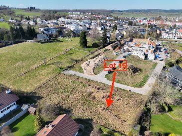 Guillaume Bisdorff Immobilière vous propose :

À la vente, une maison unifamiliale libre de trois côtés, en futur état d'achèvement (Lot 15), classée énergie A, construite sur un terrain de 3,07 ares, idéalement située au cœur de la commune de Junglinster.

Ce nouveau lotissement bénéficie d'un emplacement privilégié, à quelques pas du Lycée de Junglinster et du quartier résidentiel JONGMETT, qui offre plusieurs commodités telles que boulangerie, restaurants et divers services.

La maison sera livrée avec un cahier des charges complet, incluant les frais d'autorisations.

La maison se compose comme suit :

Rez-de-jardin :
- une buanderie
- une cave
- un local technique
- un WC séparé
- un spacieux séjour avec cuisine ouverte donnant accès à une terrasse de 34,45 m²

Rez-de-chaussée :
- un emplacement de parking extérieur
- un garage fermé pour une voiture
- une suite parentale avec salle de bains privative
- un bureau de 8 m²
- un débarras

À l'étage :
- un palier de nuit
- 2 chambres à coucher de 14,43 m² et 15,18 m²
- une salle de bains
- un bureau de 8,29 m²

Prix : 1.199.238 € TVA 3 % et 17 % incluse, prix non soumis à l'indexation.

Sous réserve d'acceptation par l'Administration de l'Enregistrement.

Pour tout renseignement complémentaire, prière de contacter :
hello.4you@hotmail.com

(LUX, ENGL, FR, DE)
