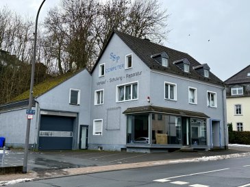 Geschäfts- und Wohnhaus mit Parkplätzen und großer Garage, im Zentrum von Prüm

Dieses vielseitig nutzbare Geschäfts- und Wohnhaus befindet sich in der früheren Kreisstadt Prüm und bietet eine attraktive Kombination aus Gewerbe- und Wohneinheiten.
Die Immobilie eignet sich ideal für Kapitalanleger, Selbstständige oder Investoren, die Wohnen und Arbeiten unter einem Dach vereinen oder unterschiedliche Nutzungskonzepte realisieren möchten.

Das Gebäude wurde im Jahr 1943 errichtet und im Jahr 2000 renoviert. Es steht auf einem 360 m² großen Grundstück und verfügt über eine Gesamtfläche von ca. 285 m², verteilt auf drei Ebenen.

Aufteilung:

Erdgeschoss: Großzügige Geschäftsfläche mit separatem Zugang, ideal für Einzelhandel, Dienstleistung oder Büro
Zwei getrennte WC-Anlagen für Kunden und Personal

1. Obergeschoss: Erste Wohneinheit
Aktuell vermietet für 580 € monatliche Kaltmiete
Einbauküche

2. Obergeschoss: Zweite Wohneinheit
Stark renovierungsbedürftig
Ideal zur individuellen Gestaltung oder Wertsteigerung

Ausstattung & Bauweise:

- massive Bauweise
- teilunterkellert
- ausgebautes Dach
- Öl-Zentralheizung
- doppelverglaste Fenster
- große Garage
- sechs Stellplätze direkt am Haus

Außenbereich:

Mehrere Stellplätze bieten komfortable Parkmöglichkeiten für Bewohner, Kunden oder Mitarbeiter.
Große Garage mit zusätzlichem Stauraum oder Nutzungspotenzial.

Fazit:

Eine interessante Immobilie mit Entwicklungspotenzial: laufende Mieteinnahmen, großzügige Gewerbefläche, zahlreiche Stellplätze und eine zusätzliche, ausbaufähige Wohneinheit. Ideal für Investoren oder Eigennutzer mit Weitblick.