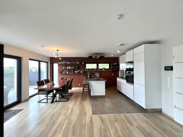 MANSO IMMO vous propose en exclusivité magnifique maison libre de 3 côtés. Idéalement située, cette maison vous offre une qualité de vie supérieure avec 4 chambres et une sublime pièce de vie.
Construite en 2017 et avec une classe énergétique B, vous serez comblés par les vastes volumes offerts.

Érigée sur une parcelle de 3a56ca elle se compose comme suit:

- Au rez-de-chaussée vous avez accès par l'entré principale ou un vaste hall d'entrée vous attend avec des armoires incorporées ou par le garage pouvant accueillir largement 1 grande voiture et motos. Nous y trouvons également avec une vue dégagée et admirable une suite parentale avec dressing, salle de bains complète avec baignoire et douche.

- Au premier étage et niveau le plus supérieur vous y trouverez grâce a un accès par de larges escaliers un spacieux hall de nuit, 2 chambres à coucher, un local technique / stockage et une autre spacieuse pièce de 30m2 à terminer. Cette pièce pourra être adapté à tous vos besoins soit une suite parentale supplémentaire soit une chambre et une salle de bains séparée etc.

- Au rez-de-jardin vous serez bluffés par la pièce de vie avec 55m2 donnant accès à une belle terrasse et au jardin idéalement exposés à la lumière du soleil. La cuisine est totalement équipée et dispose d'un cellier supplémentaire.
Une salle de douche, une buanderie ainsi qu'un local de stockage complètent cette offre. La terrasse elle a un sol en résine et est accessible également par une entrée extérieure.

Avec chauffage au sol dans toute la maison, des fenêtres en triple vitrage avec volets électriques et une belle hauteur aux plafonds, vous serez comblés surtout dans la pièce à vie de ses baies vitrées qui nous baignent de lumière.

Toutes les indications sont basées exclusivement sur les informations mises à notre disposition par nos clients. Nous n'assumons aucune garantie quant à l'exactitude et l'actualité de ces indications.

Les prix affichés s'entendent frais d'agence inclus de 3% + 17%TVA. Les honoraires d'agence sont à charge des vendeurs.

Pour plus d'informations, photos ou convenir d'un rendez-vous, vous pouvez nous contacter au :
+352 24 51 33 79 info@mansoimmo.lu


MANSO IMMO bietet Ihnen exklusiv ein wunderschönes freistehendes Haus mit drei Seiten an. In idealer Lage bietet Ihnen dieses Haus eine hohe Lebensqualität mit 4 Schlafzimmern und einem erhabenen Wohnbereich.
Erbaut im Jahr 2017 und mit einer Energieeffizienzklasse B, werden Sie von den angebotenen großzügigen Volumen begeistert sein.

Das Haus wurde auf einem Grundstück von 3a56ca errichtet und setzt sich wie folgt zusammen:

- Im Erdgeschoss haben Sie Zugang über den Haupteingang, wo Sie eine große Eingangshalle mit Einbauschränken erwartet, oder über die Garage, die Platz für ein großes Auto und Motorräder bietet. Hier befindet sich auch eine Master-Suite mit Ankleidezimmer und einem Badezimmer mit Badewanne und Dusche.

- Im ersten und obersten Stockwerk finden Sie über eine breite Treppe einen geräumigen Schlafbereich, 2 Schlafzimmer, einen Technik-/Lagerraum und einen weiteren geräumigen Raum von 30m2, der noch fertiggestellt werden muss. Dieser Raum kann an alle Ihre Bedürfnisse angepasst werden, entweder als zusätzliche Master-Suite oder als separates Schlafzimmer und Badezimmer etc.

- Im Gartengeschoss werden Sie von dem 55m2 großen Wohnraum mit Zugang zu einer schönen Terrasse und einem Garten, die ideal dem Sonnenlicht ausgesetzt sind, beeindruckt sein. Die Küche ist komplett ausgestattet und verfügt über einen zusätzlichen Abstellraum.
Ein Duschbad, eine Waschküche sowie ein Lagerraum vervollständigen dieses Angebot. Die Terrasse hat einen Harzboden und ist ebenfalls über einen Außeneingang zugänglich.

Mit Fußbodenheizung im ganzen Haus, dreifach verglasten Fenstern mit elektrischen Rollläden und hohen Decken, werden Sie vor allem im Wohnbereich von den lichtdurchfluteten Fenstern begeistert sein.
Alle Angaben basieren ausschließlich auf Informationen, die uns von unseren Kunden zur Verfügung gestellt wurden. Wir übernehmen keine Gewähr für die Richtigkeit und Aktualität dieser Angaben.

Die angezeigten Preise verstehen sich inklusive Maklergebühren von 3% + 17%MwSt. Die Maklergebühren sind von den Verkäufern zu tragen.

Für weitere Informationen, Fotos oder um einen Termin zu vereinbaren, können Sie uns kontaktieren unter :
+352 24 51 33 79 info@mansoimmo.lu


MANSO IMMO offers you an exclusive, magnificent 3-sided freehold house. Ideally located, this house offers superior quality of life with 4 bedrooms and a sublime living room.
Built in 2017 and with an energy class B, you'll be delighted by the vast volumes on offer.

Set on a 3a56ca plot, the house is composed as follows:

- On the first floor you have access via the main entrance, where a vast hall awaits you with built-in cupboards, or via the garage with ample space for 1 large car and motorcycles. There's also a master suite with dressing room and full bathroom with bath and shower.

- On the first and highest floor, accessed by wide staircases, you'll find a spacious night hall, 2 bedrooms, a technical/storage room and another spacious 30m2 room to be finished. This room can be adapted to suit all your needs, from an additional master suite to a bedroom and separate bathroom.

- On the garden level, you'll be blown away by the 55m2 living room with access to a beautiful terrace and garden ideally exposed to sunlight. The kitchen is fully equipped and has an additional pantry.
A shower room, laundry room and storage room complete the offer. The terrace has a resin floor and is also accessible via an outside entrance.

With underfloor heating throughout, triple-glazed windows with electric shutters and high ceilings, you'll be delighted with the light-filled living room.
All details are based exclusively on information provided by our customers. We accept no liability for the accuracy or up-to-dateness of these details.

Prices shown include 3% agency fee + 17% VAT. Agency fees are payable by the seller.

For further information, photos or to arrange an appointment, please contact us on :
+352 24 51 33 79 info@mansoimmo.lu
