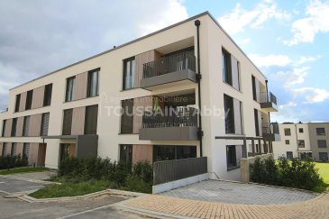 Bel appartement sis au 1er étage (avec ascenseur) d'un immeuble récent, composé comme suit:

Hall d'entrée, salon avec cuisine équipée ouverte et balcon, 1 chambre à coucher, salle de douche, débarras

Sous-sol: Parking intérieur avec cave adjacente, buanderie, local vélos <br /><br /> ---------- <br />Schöne Wohnung im 1. Stock (mit Aufzug) eines neuen Gebäudes, die sich wie folgt zusammensetzt:

Eingangshalle, Wohnzimmer mit offener Einbauküche und Balkon, 1 Schlafzimmer, Duschbad, Abstellraum.

Untergeschoss: Innenparkplatz mit angrenzendem Keller, Waschküche, Fahrradraum <br /><br /> ---------- <br />Attractive apartment on the 1st floor (with elevator) of a recent building, composed as follows:

Entrance hall, living room with open-plan fitted kitchen and balcony, 1 bedroom, shower room, storage room

Basement: Indoor parking with adjacent cellar, laundry room, bicycle room 