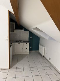 Bel appartement à Creutzwald, dans un endroit calme, proche des sentiers vers le lac. Il dispose de 3 chambres, cuisine équipée, séjour donnant sur beau balcon, une grande salle de bain avec douche et 2 vasques, une buanderie avec chaudière et branchements machine à laver, un wc séparé, un placard dans l'entrée. Il se situe au 3ème et dernier étage d'une petite copropriété de 6 logements avec ascenseur.