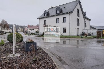 Flaxweiler : Maison jumelée d'un côté, 5 chambres à coucher, Garage 1 voiture 2 emplacements extérieurs, 162 m2 net habitable, 179 m2 brut.

Belle maison de 2012 bien agencée, organisée comme suit :

Rez de chaussée : Porte d'entrée, Cuisine équipée ouverte sur le salon, accès direct à la terrasse et jardin, WC séparé. Chaufferie commune. à l'arrière de l'immeuble un garage fermé séparé et petit bout de jardin.

Premier étage: 3 chambres à coucher, dont une avec possibilité de dressing, 1 salle de bains avec baignoire et WC. Buanderie (possibilité de faire une 3ème salle de douche et lavabo.

Deuxième étage : 2 chambres à coucher avec possibilité de dressing, mansardée à 3,6 m de hauteur, salle de douche avec WC.

Cette maison est située à proximité de la région Moselle, Grevenmacher est à 6 km, la ville de Luxembourg est à 24 km (Ligne de Bus130 et 135 Kirchberg et Gare à 50 m) Les magasins et supermarchés se trouvent à Grevenmacher, Niederanvet et Munsbach. Un foyer de jour se trouve à Flaxweiler et l'école est assurée à Dreiborn (transport scolaire)

Cette maison est en copropriété avec la maison jumelée à l'arrière.


Pour toutes informations :  Tel :  352 277 50 40
Vente par AEXUS REAL ESTATE. Découvrez tous nos biens sur www.aexus.lu
Aexus real estate est membre de la Chambre Immobilière du Grand-Duché de Luxembourg (seul organisme accrédité par l'état pour la certification des agents immobiliers) et travaillons dans le respect de leur code de déontologie, gage de qualité des services et de sériosité.
Si vous souhaitez vendre ou louer votre bien, profitez-vous aussi de notre expérience et connaissance du marché à Luxembourg. Estimation rapide, gratuite et réaliste.


Flaxweiler: Einseitig angebaute Doppelhaushälfte, 5 Schlafzimmer, Garage 1 Auto 2 Aussenplätze, 162 m2 Netto-Wohnfläche, 179 m2 Brutto.

Schönes Haus aus 2012 gut eingerichtet, wie folgt organisiert:

Erdgeschoss: Eingangstür, Einbauküche offen zum Wohnzimmer, direkter Zugang zur Terrasse und zum Garten, separates WC. Gemeinsamer Heizungsraum. Auf der Rückseite des Gebäudes eine separate geschlossene Garage und ein kleiner Garten.

Obergeschoss: 3 Schlafzimmer, eines davon mit der Möglichkeit eines Ankleidezimmers, 1 Badezimmer mit Badewanne und WC. Waschküche (Möglichkeit, eine 3. Dusche und Waschbecken zu machen)

Zweite Etage: 2 Schlafzimmer mit der Möglichkeit eines Ankleidezimmers, Dachboden auf 3,6 m Höhe, Duschraum mit WC.
Das Haus liegt in der Nähe der Moselregion, Grevenmacher ist 6 km entfernt, die Stadt Luxemburg ist 24 km entfernt (Buslinie 130 und 135 Kirchberg und Bahnhof in 50 m). Geschäfte und Supermärkte befinden sich in Grevenmacher, Niederanven und Munsbach.  Eine Kindertagesstätte befindet sich in Flaxweiler und die Schule ist in Dreiborn (Schülertransport) vorhanden.

Dieses Haus ist im Miteigentum mit der Doppelhaushälfte auf der Rückseite.

Für weitere Informationen: Tel:  352 277 50 40
Verkauf durch AEXUS REAL ESTATE. Entdecken Sie alle unsere Immobilien auf www.aexus.lu
Aexus Real Estate ist Mitglied der Chambre Immobilière du Grand-Duché de Luxembourg (die einzige vom Staat akkreditierte Stelle für die Zertifizierung von Immobilienmaklern) und arbeitet nach deren Ethikkodex, eine Garantie für die Qualität der Dienstleistung und Seriosität.
Wenn Sie Ihre Immobilie verkaufen oder vermieten möchten, profitieren Sie von unserer Erfahrung und unserer Kenntnis des luxemburgischen Marktes. Schnelle, freie und realistische Einschätzung.


Flaxweiler: Semi-detached house on one side, 5 bedrooms, Garage 1 car 2 outside spaces, 162 m2 net living space, 179 m2 gross.

Nice house from 2012 well arranged, organised as follows :

Ground floor: Entrance door, Fitted kitchen open to the living room, direct access to the terrace and garden, Separate WC. Common boiler room. At the back of the building a separate closed garage and small garden.

First floor: 3 bedrooms, one with dressing room, 1 bathroom with bathtub and WC. Laundry room (possibility to make a 3rd shower room and washbasin.

Second floor: 2 bedrooms with possibility of dressing room, attic at 3.6 m high, shower room with WC.

This house is situated near the Moselle region, Grevenmacher is 6 km away, the city of Luxembourg is 24 km away (Bus line 130 and 135 Kirchberg and train station at 50 m). Shops and supermarkets are located in Grevenmacher, Niederanven and Munsbach. There is a day care centre in Flaxweiler and school is provided in Dreiborn (school transport).

This house is in condominium with the semi-detached house at the back.

For further information: Tel:  352 277 50 40

Sale by AEXUS REAL ESTATE. Discover all our properties on www.aexus.lu
Aexus real estate is a member of the Chambre Immobilière du Grand-Duché de Luxembourg (the only body accredited by the state for the certification of estate agents) and works in accordance with their code of ethics, a guarantee of quality of service and seriousness.
If you wish to sell or rent your property, take advantage of our experience and knowledge of the market in Luxembourg. Fast, free and realistic estimation.
