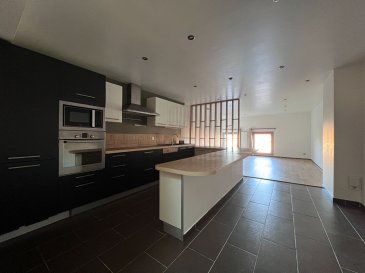 Appartement  3 pièce(s) 81 m2 Thionville centre. Bel appartement situé en 3ème étage avec ascenseur dans petite copropriété.
Cuisine entièrement équipée, nombreux rangements et possibilité de louer en sus une place de parking en souterrain Place Turenne.

Les informations sur les risques auxquels ce bien est exposé sont disponibles sur le site Géorisques : www.georisques.gouv.fr » 

Contact agence  : 03.82.53.44.32
Copropriété de 4 lots.