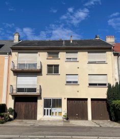 Immeuble à vendre Thionville. THIONVILLE : Immeuble comprenant
Au 1 er un F 3 de 111 m² ( loi Carrez)
Au 2 eme un F 4 de  113 m² (loi Carrez)
Et sous toiture ( dalle béton),  un grenier aménageable de 110 m² au sol .
Au rez de chaussée, deux garages individuels + 1 garage double. Caves
Libre de location.
IMMODM 03 82 57 31 87 

Honoraires à la charge du vendeur.  Classe énergie E, Classe climat E Montant estimé des dépenses annuelles d'énergie pour un usage standard : entre 5700.00 € et 7790.00 € sur les années 2021, 2022 et 2023 (abonnements compris). Les informations sur les risques auxquels ce bien est exposé sont disponibles sur le site Géorisques : georisques.gouv.fr.