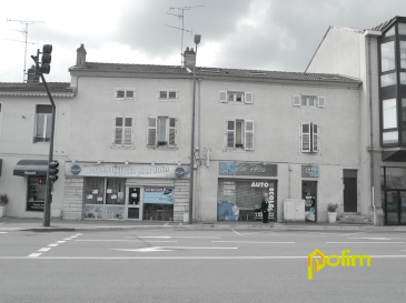 Appartement F1bis en centre-ville.  Appartement de type F1bis en centre-ville - 8, Place Thiers 1er étage 54700 Pont à Mousson
 Une cuisine ouverte sur la pièce de vie, une chambre, une salle d'eau/WC
 Chauffage individuel électrique - 38,09m2
 Libre à la location
 Les informations sur les risques auxquels ce bien est exposé sont disponibles sur le site Géorisques : www.georisques.gouv.fr