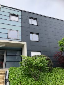 Nous vous proposons un super duplex (104 m2) de haut de gamme entièrement meublé et climatisé à Strassen.
Il est composé comme suit; au 2ème étage: un hall d'entrée avec placards, 2ch à c avec placards faits sur mesure,une grande terrasse, une de chambre a un accès direct dans la salle de bain avec jacuzzi.
Au 3ème étage; un grand séjour lumineux donnant sur une magique cuisine ouverte et équipée avec accès sur une grande terrasse de 40m2 avec une belle vue, un wc séparé et douche.
Au sous sol,une buanderie, une grande cave, un grand parking + un emplacement parking extérieur.
L'immeuble  est situé dans un quartier calme, près de toute commodité à 5 minutes du centre ville.
Pour plus de renseignements n'hésitez pas à nous contacter au tél; 691661966.
