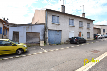 Exclusivité POLIM ! Immeuble de rapport..  Immeuble avec 3 appartements : deux F3 et un F2 possibilité de créer un 4ème appartement dans le grenier. Cave, garage de 89m2. Plans établis par architecte et déclaration préalable faite et validée par la mairie. A découvrir sans hésiter !!!
 Les informations sur les risques auxquels ce bien est exposé sont disponibles sur le site Géorisques : www.georisques.gouv.fr