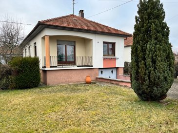 MAISON avec jardin. HAGUENAU, maison de 100.30m² sur un beau terrain de 4,70 ares située dans le quartier Marxenhouse. 
Lumineuse et agréable cette maison attend d'accueillir une famille avec ou sans enfant.
Idéalement située à proximité d'une école et à 15min à pied du centre ville.
Avec une piste cyclable et une station de bus à deux pas, l'emplacement est idéal.
Le bien se compose d'un salon/séjour et cuisine, de trois chambres, d'une salle de bains et d'un WC séparé.
Au sous-sol, un garage, une cave et une pièce aménagée.
Chauffage au fuel.
Pour une visite ou plus de renseignements n'hésitez pas à nous contacter. 

Prix : 231 000€
Honoraires inclus charges acquéreur : 2,44%~(Prix 225 500€ hors honoraires)
 (2.44 % d'honoraires TTC à la charge de l'acquéreur.)