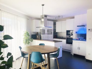 A.S. Real Estate vous propose un bel et lumineux appartement offrant des finitions de qualité situé au deuxième étage d'une résidence construite en 2018.

Il se compose d'un hall d'entrée, d'une cuisine entièrement équipée en électroménager de marque 