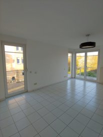 Luxembourg-Cents, 24 Op der Heed, 

Ce bel appartement au premier étage, d'une surface de 111 m2 est composé d'un living de 40m2, WC séparé, deux chambres spacieuses et une salle de bain, ainsi qu'une douche séparée dans la salle de bain pour encore plus de confort, terrasse de 23m², balcon de 2.65m², un jardin de 95m², buanderie, grand cave, garage fermé, 2 places de parking à l'extérieur. Construit en 2006, l'immeuble comprend trois niveaux et l'appartement est agrémenté d'une cuisine équipée et séparée idéale pour les amateurs de gastronomie. Pour ceux qui aiment profiter du plein air, un magnifique jardin de 95 m² et une terrasse de 23 m² s'offrent à vous, ainsi qu'un balcon de 2.65 m². Le bien dispose également d'un emplacement de parking intérieur, de deux places extérieures, et d'une grande cave pratique. Une buanderie est également à disposition, facilitant les tâches ménagères. Avec son exposition sud-ouest, cet appartement bénéficie d'une luminosité optimale toute l'année. Bien que la classification énergétique soit de classe G, le système de chauffage au gaz assure une chaleur efficace. 

Disponible le 15 juin 202, Commission d'agence : un mois de loyer + TVA, 50% à charge du bailleur, 50% à charge du locataire. Contrat de bail de trois ans au minimum. 

Contact et visites : Marguerite, téléphone : 691 384 190. 

Installations à proximité : 

Situé dans un quartier paisible et verdoyant, Cents offre une atmosphère conviviale et relaxante, avec de nombreuses écoles de qualité disponibles pour garantir une excellente éducation aux enfants. Les amoureux du shopping et de la gastronomie apprécieront les boutiques et restaurants de la ville voisine de Luxembourg, tandis que les amateurs de loisirs et de détente bénéficieront de parcs et espaces de loisirs. Les commodités de santé sont également facilement accessibles, et le réseau de transport en commun permet un accès aisé aux différentes parties de la ville.