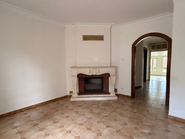 Algrange , appartement de 91 m2 avec terrasse de 22 m2. Situé au 2ème étage d'une petite copropriété, cet appartement de 91 m² offre de beaux volumes et un beau potentiel pour un particulier ou un investisseur.
Il se compose d'une entrée avec placards, d'une cuisine, d'un séjour, de trois pièces pouvant être aménagées selon les besoins, ainsi que d'une salle de douche avec WC.
L'atout majeur de ce bien est sans aucun doute sa grande terrasse de 22 m², véritable prolongement de l'espace de vie et idéale pour profiter des beaux jours.
Une cave complète également le bien.
Les informations sur les risques auxquels ce bien est exposé sont disponibles sur le site Géorisques : www.georisques.gouv.fr » 

Renseignements et visites : 
K. Karas : 06 08 31 19 87
 (6.06 % d'honoraires TTC à la charge de l'acquéreur.)
Copropriété de 12 lots - dont 6 lots habitation. (Pas de procédure en cours).
Charges annuelles : 2650.00 euros.