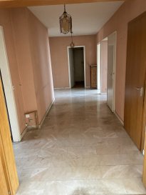 Appartement à vendre Thionville. Thionville, 18 Avenue Comte de Bertier,
Cet appartement de 113 m² situé au deuxième étage d'un petit immeuble de 3 niveaux se compose d'une belle entrée de 15 m² ouvrant sur une cuisine de 9 m², un salon séjour traversant de 38 m² avec terrasse et balcon. Trois chambres de 11,6m²; 11,6m² et 14,5 m², un cellier ainsi qu'une salle de bains avec baignoire et wc et enfin un second wc individuel avec laves mains.
Cave/chaufferie de 13 m².
Un garage et une place de parking
DPE  : Classé D (chauffage gaz)
Quelques travaux à prévoir .
Faible charge de copropriété 40 € /mois ( électricité communs et assurance bâtiment).
Syndic bénévole
IMMODM 03 82 57 31 87 

Honoraires à la charge du vendeur.  Dans une copropriété de 10 lots. Aucune procédure n'est en cours. Classe énergie D, Classe climat D Montant estimé des dépenses annuelles d'énergie pour un usage standard : entre 2200.00 € et 3030.00 € sur les années 2021, 2022 et 2023 (abonnements compris). Les informations sur les risques auxquels ce bien est exposé sont disponibles sur le site Géorisques : georisques.gouv.fr.