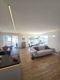 A DECOUVRIR !!!!

Ce PENTHOUSE exceptionnel situé à Wemperhart allie une architecture exclusive, des espaces de vie généreux et un confort moderne optimal. Niché au sein d'une résidence résidentielle et commerciale haut de gamme développée par un promoteur immobilier local de renom, ce bien immobilier offre un cadre de vie raffiné aux acquéreurs exigeants, soucieux de la qualité, du design et de l'intimité.

Avec une surface habitable d'environ 119 m² et une impressionnante terrasse de près de 57 m², ce bien propose un concept d'habitat alliant à la perfection élégance et générosité. 
De grandes baies vitrées inondent les pièces de lumière naturelle et créent une transition harmonieuse entre l'intérieur et l'extérieur.  
Le coeur du penthouse est constitué du salon et de la salle à manger avec cuisine ouverte ? un espace de vie raffiné offrant un accès direct à la vaste terrasse ensoleillée. 
Cet espace extérieur offre une qualité de vie exceptionnelle et confère à la propriété son caractère unique.  

L'agencement bien pensé comprend :  
- un hall d'entrée spacieux 
- un élégant salon et salle à manger avec cuisine ouverte -
 deux chambres élégantes 
- une pièce supplémentaire, idéale comme bureau à domicile, chambre d'amis ou troisième chambre
- une salle de bains moderne 
- des toilettes séparées pour les invités 
- une buanderie ou un débarras pratique  

Pour l'aménagement, une attention particulière a été portée à la qualité, au confort et aux technologies modernes :  
- des matériaux haut de gamme et des finitions exclusives 
- un système domotique intelligent KNX 
- le chauffage au sol dans toutes les pièces 
- un chauffage au gaz moderne 
- un triple vitrage pour un confort de vie et une tranquillité optimaux 
- des stores vénitiens électriques pour une protection parfaite contre le soleil et les regards indiscrets  
Cette offre exclusive est complétée par deux places de parking intérieures ainsi qu'une cave privée.  
La résidence séduit par son architecture épurée et intemporelle ainsi que par un environnement soigné et haut de gamme. 
Son emplacement à Wemperhart offre une combinaison parfaite entre calme, intimité et excellentes infrastructures, avec un accès rapide à toutes les commodités importantes.  
Un penthouse pour ceux qui recherchent l'exceptionnel : spacieux, élégant et d'une qualité irréprochable.

Pour tout renseignement complémentaire ou information veuillez nous contacter par email info@immonordstrooss.lu ou par Tél: 691 850 805.

Proposition de crédit/financement à taux compétitif auprès des banques Luxembourgeoise incluse dans nos services gratuits.