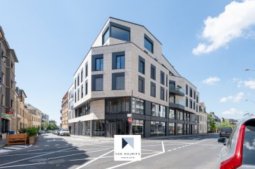 ***SOUS COMPROMIS***SOUS COMPROMIS***SOUS COMPROMIS***

Parfaitement bien situé au centre de la capitale (2, rue Alber 1er), dans une résidence moderne de 2016, au 3ème étage, avec orientation sud, cet appartement soigneusement planifié par un architecte bénéficie d'une surface habitable de ± 65 m² et se compose comme suit :

Au 3ème étage, l'entrée et un couloir de ± 6 m² desservent un salon de ± 26 m² avec une sortie sur une terrasse de ± 6 m², une cuisine ouverte de ± 6 m² (équipée) avec un coin repas, une chambre de ± 11 m², un dressing de ± 7 m² aménagé en chambre (avec deux lits) ou bureau, une salle de bain de ± 7 m² (double vasque, baignoire, douche italienne, meubles), un wc séparé de ± 3 m², un débarras de ± 1 m².

Le sous-sol comprend une cave double de ± 16 m² et, au -1, une buanderie commune et une cave pour vélos fermée à clef.

Elements suplémentaires :

Il est possible d'acquérir en plus de l'appartement :

- un emplacement de parking de ± 14 m² (étage -3, n° 33) pour 100.000€ (le garage est actuellement loué pour 350€ par mois) ;

- une cave de ± 11 m² (n° 18) pour 50.000 € ;

Il est également possible d'acquérir l'appartement avec les meubles.

Situation hyper centrale, mais au clame;
Etat excellent, meubles sur mesures, matériaux de qualité, aucuns travaux;
Orientation sud, sans vis-à-vis ;
CPE *B-B* ;
Charges 220 € par mois ;
Résidence de standing de 2016 ;
Triple vitrage en aluminium, volets électriques ;
3 -ème étage, très lumineux ;
Chauffage au sol ;
Idéal pour un pied à terre, premier achat ou un investissement ;
Le centre de la ville à proximité directe.

Agent responsable : Katia Gravière au 661 33 29 82 ou katia@vanamurits.lu