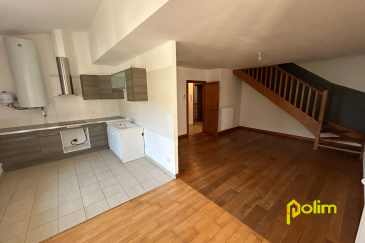 Bel appartement F6 duplex.  Appartement de type F6 offrant de beaux volumes - 16, rue de Méville 54890 BAYONVILLE SUR MAD comprenant :
 Entrée avec placard, cuisine ouverte sur salon/séjour, 4 chambres, SDB, 2 WC. Parking devant l'immeuble
 Chauffage collectif par pompe à chaleur - 120 m2
 Libre à la location
 Les informations sur les risques auxquels ce bien est exposé sont disponibles sur le site Géorisques : www.georisques.gouv.fr