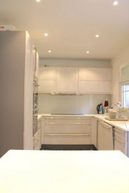 !!!!!!! A DECOUVRIR !!!!!!!!!

Maison de /- 130m2 habitables avec jardin d'une contenance de /-1a 30ca située à Weimerskirch.

La maison est composée comme suit: 

Rez-de-chaussée : hall d'entrée, WC, cave, Buanderie, Garage.

1er étage : grand living, Cuisine séparée/salle à manger, accès à une grande terrasse/veranda et jardin plat et clôturé. 

2ème étage : hall de nuit, trois chambres, salle de bain avec baignoire et douche. 

Le garage complète le tous.

Pour plus de renseignements ou une visite (visites également possibles le samedi sur rdv), veuillez contacter le 691 850 805.