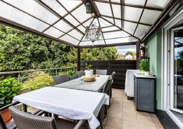 Beau duplex à vendre dans une résidence à Bissen.

Le duplex situé au 1er et 2ème étage se compose de:

Niveau 1:
- hall d'entrée avec vestiaire
- beau séjour / salle à manger avec sortie sur terrasse de 21,74m², partiellement couverte
- grande cuisine équipée, accès par hall et séjour
- wc séparé
- 1 chambre à coucher (11,66 m²).

Niveau 2:
- 2 belles chambres à coucher avec armoire intégrée
- grande salle de bain, baignoire à bulles, douches, 2 lavabo, wc.

2 emplacements intérieurs fermés
1 emplacement intérieur avec cave

Duplex de haut standing, chauffage gaz, double vitrage, volets électriques.......