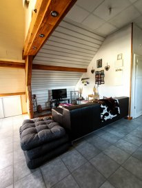 Appartement Goetzenbruck 2 pièces 50.69 m². À Goetzenbruck, Nord Sud Immobilier vous propose ce séduisant appartement 2 pièces offrant 50 m² habitables (90,17 m² au sol).

Il se compose d'un agréable séjour avec cuisine équipée ouverte, d'une salle d'eau avec WC, d'un petit espace de rangement ainsi que d'une chambre.

Le chauffage est assuré par trois climatiseurs réversibles, complétés par un poêle à pellets en appoint.

Une place de stationnement privative vient compléter ce bien.

Les informations sur les risques auxquels ce bien est exposé sont disponibles sur le site Géorisques : www.georisques.gouv.fr

Contact Nord Sud immobilier à Diemeringen, Rohrbach les Bitche, Bitche et Sarreguemines.