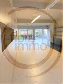 Nous avons le plaisir de vous proposer à la location de charmants bureaux divisés en 2 pièces, dont une très grande, avec une toilette.<br><br>Ideal pour les activités qui nécessitent de la visibilité.<br><br>Les plus grands atouts de ces bureaux sont qu\'ils sont très lumineux et situé sur la rue de Beggen, proche de nombreuses commodités. <br><br>Parkings disponibles.<br><br>Frais d\'agence à la charge du locataire : 1 mois de loyer + 17% TVA.<br><br>Pour plus de renseignements, veuillez contacter l\'agence.<br /><br />Wir haben das Vergnügen, Ihnen zur Miete charmante Büros anzubieten, die in 2 Zimmer unterteilt sind, von denen eine sehr groß ist, mit einer Toilette.<br><br>Ideal für Aktivitäten, die Sichtbarkeit erfordern.<br><br>Sehr hell, es befindet sich auf der Straße von Beggen, in der Nähe der vielen Annehmlichkeiten.<br><br>Parkplätze zur Verfügung.<br><br>Agenturgebühr zu Lasten des Mieterteils: 1 Monat Miete 17% Mehrwertsteuer.<br><br>Für weitere Informationen wenden Sie sich bitte an die Agentur.<br><br /><br />We are pleased to propose you the rental of these charming offices divided into 2 rooms, including a very large one, with a toilet.<br><br>Perfect fit for activities that require visibility.<br><br>The major assets of these offices are that they are very bright and located on Beggen Street, close to many commodities.<br><br>Parkings availables.<br><br>Agency fees at the expense of the tenant: 1 month rent + 17% VAT.<br><br>For more information, please contact the agency.