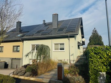 Située à Frisange, au 21, op der Gell (L-5754), cette maison jumelée libre de trois côtés bénéficie d'un environnement résidentiel très calme, accessible uniquement aux riverains.

Construite en 1994 sur un terrain de 6,46 ares, la maison a fait l'objet d'une rénovation complète en 2016?2017 et se présente aujourd'hui en excellent état, sans travaux à prévoir.

 Surface et agencement
La maison développe une surface habitable d'environ 300 m², répartie comme suit :

Sous-sol entièrement aménagé
Double garage pour deux grandes voitures
Cave à vin
Buanderie
Local technique
Cave
Accès direct au jardin

Rez-de-chaussée
Spacieux séjour / salle à manger
Grande cuisine ouverte entièrement équipée (2018)
WC séparé
Hall d'entrée (nouvelle porte 2017)
Bureau pouvant faire office de chambre

Premier étage
Trois grandes chambres à coucher (env. 22m² chacune)
Grande salle de bain d'environ 18 m² avec Sauna

Deuxième étage
Une grande chambre à coucher d'environ 25 m²
Salle de bain d'environ 13 m²
Deux greniers offrant de généreux espaces de rangement

 Extérieurs
Le jardin aménagé, situé à l'arrière de la maison, offre un cadre intime et agréable. L'environnement est particulièrement calme, sans trafic de transit.

 Équipements & performance énergétique
Chauffage au pellets (2022)
Installation photovoltaïque 21 kW (2022)
Batterie de stockage 10 kW
Cheminée dans le séjour (2024)
Excellent CPE : A
Ces équipements garantissent une consommation énergétique maîtrisée et un confort optimal.

 Points forts
Maison familiale clé en main
Grand terrain pour le secteur
Rue très calme
Volumes généreux et distribution fonctionnelle
Équipements énergétiques récents
Excellent état général
 

Pour toutes questions ou demandes d'informations, n'hésitez pas à nous contacter, nous serons toujours à votre service. Nous sommes, en permanence, à la recherche de nouveaux biens à vendre (terrains, maisons, appartements).
Schwätze Lëtzebuergesch: All Informatiounen kennt dir gären och op Lëtzebuergesch kréien!
 
Spreche Deutsch: Alle Informationen können Sie gerne auch auf Deutsch bekommen! Speak
 
English: We can provide you all the Information in English!