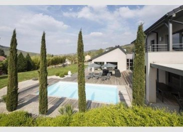 RE/MAX Forum a le plaisir de vous présenter cette MAISON D'ARCHITECTE D'EXCEPTION, IDÉALEMENT SITUÉE SUR LES CONTREFORTS DE LA MOSELLE , À QUELQUES MINUTES DU G-D DU LUXEMBOURG, (SCHENGEN ET MONDORF) ET 35 KM DE LUXEMBOURG VILLE.

Bénéficiant de généreux volumes, la propriété est bâtie sur un terrain de 22 ares et compte une surface habitable d'environ 400 m2 répartie sur 2 niveaux.

Elle s'ouvre en rez-de-chaussée sur un large hall et un patio intérieur distribuant sur toutes les pieces de la maison.
Le très grand espace de vie, baigné de lumière grâce aux nombreuses baies vitrées, est agrémenté d'une belle cheminée contemporaine qui lui confère une atmosphère élégante et raffinée.
Une cuisine moderne et semi-ouverte avec un large coin repas, une buanderie, une grande bilbliothèque, et une cave à vin climatisée complètent ce niveau.
Le salon et la cuisine s'ouvrent sur une superbe terrasse bordant le grand jardin, et la piscine.

La suite parentale se compose d'une chambre à coucher avec vue directe sur la piscine, un dressing spacieux et une grande salle de douche . Le pool house attenant comprend un Spa ainsi qu'une salle de douche.
Le jardin, joliment arboré et aménagé, doté d'un bassin, offre une vue imprenable sur les vignes et la vallée de la Moselle.

Au premier étage, un grand bureau ouvert et lumineux conduit vers deux chambres à coucher. Chaque chambre dispose d'une salle de douche et cabinet de toilette, ainsi qu'un espace bureau.
Une des chambre est dotée d'un dressing et d'un balcon offrant une vue panoramique sur la piscine, le jardin, les vignes et la Moselle.

La propriété dispose d'un grand garage pour 4 voitures, un car-port et d'espaces de stationnement devant la maison.
L'ensemble jouit de prestations haut de gamme : Domotique, sonorisation, videophones, arrosage automatique, luxueuses finitions et confort sont les maîtres mots de cette élégante résidence.

Pour toutes questions supplémentaires,+352 621 167 173
Ref agence :2234381