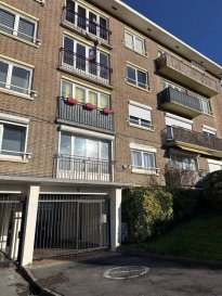 15 rue de ROCHEDALLE -Dans une résidence securisée et dans un cadre verdoyant et tranquille 
Appartement de type 3, en cours de rénovation, offrant séjour ouvert sur balcon, cuisine équipée, 2 chambres-salle de douche- wc- cave - 
Loyer 750 euros +140 euros charges ( chauffage , eau froide et eau chaude, commun ) 
commerces 
Transport urbain:métro (pont de Neuville-axes)-velos- routiers
commerces- centre ville proche (8mm à pieds ) 
Exclusivité Barbara IMMOBILIER