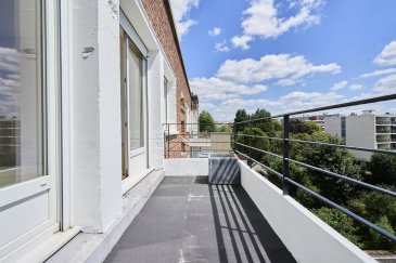 Très beau duplex T4/T5 au dernier étage d'une résidence à 4 .  À VENDRE   Superbe Duplex T5 avec Balcon à Marcq-en-Baroeul, à deux pas du tram St Maur
 Emplacement privilégié : Situé à seulement 4 minutes à pied du tramway St Maur et au coeur des commerces prisés de l'Avenue de Saint-Maur, ce beau duplex vous séduira par sa situation idéale.
  Résidence des années 70 de standing avec ascenseur : Ce bien est situé au dernier étage d'une résidence bien entretenue, gérée par un syndic professionnel. Vous y apprécierez sa grande luminosité, ses volumes généreux et ses prestations confortables.
 Composition du bien :Une Entrée très spacieuse avec escalier de belle facture, des toilettes et coin vestiaires,Un Séjour lumineux ouvert sur un large balcon, avec une cheminée (tubage à vérifier) parfait pour profiter des beaux jours.Une Cuisine aménagée et équipée, avec accès direct au balconUne Salle à manger (ou possibilité 4e chambre ou bureau), avec vue dégagée sur le grand boulevard
 Quant à À l'étage il offre : 3 belles chambres, dont l'une avec une salle de bains baignoire balnéo et douche, une deuxième avec une douche à l'italienne et la troisième avec un point d'eau.le tout sur un palier spacieux et avec rangements intégrés et toilettes + espaces pour machines.
 Prestations complémentaires :Nombreux placards2 celliers privatifs dans la cour intérieure
 Stationnement : Possibilité d'acquérir un garage en supplément au prix de 25 000 EUR TTC (barème disponible sur notre site).
 Informations copropriété :Résidence de 16 lots principaux (dont un cabinet médical), 10 garages, 17 cellierspour des charges annuelles de 8 152,41 EUR (soit environ 679 EUR/mois), incluant chauffage (avec décompteur), ascenseur, et charges communes, des corps médicaux se trouvent au RDC de la résidence. Aucune procédure en cours
 Performance énergétique :DPE réalisé le 22/01/2025 : Classe D (241 kWh/m2/an)   GES D (40 kgCO2/m2/an), Énergie finale : 201Estimation des dépenses annuelles : entre 2 989 EUR et 4 043 EUR (sur la base des prix moyens 2021-2023)
 Plus d'informations sur les risques auxquels ce bien est exposé : www.georisques.gouv.fr
  Prix de vente : 470 000 EUR TTCHonoraires à la charge du vendeur   Barème consultable sur notre site internet
 L'avis de Miss-Immo :Vous recherchez un appartement familial avec de beaux volumes, une belle luminosité, au calme tout en étant à proximité immédiate du tram et des commerces, alors,  ce  duplex rare sur le secteur est fait pour vous !  voire possibilité de le réhabiliter en bureaux.