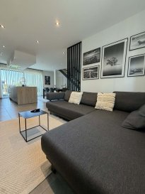 MANSO IMMO vous propose en exclusivité cette magnifique maison contemporaine, en parfait état, offrant des finitions soignées et des matériaux de haute qualité.

Dotée d'une excellente classe énergétique AB, cette maison répartie sur deux niveaux est idéalement située à Rodange, à proximité immédiate de toutes les commodités (crèches, commerces, axes routiers), tout en bénéficiant d'un environnement calme et agréable au sein d'un lotissement résidentiel.

Rez-de-chaussée :
L'accès à la maison se fait soit par le garage, avec un accès direct à l'arrière de la maison, soit par l'entrée principale qui mène à une spacieuse et lumineuse pièce de vie, baignée de lumière grâce à de larges baies vitrées. La cuisine, entièrement équipée est à la fois fonctionnelle et conviviale, idéale pour les amateurs de cuisine. Elle donne un accès direct à la terrasse et au jardin. Le séjour se compose d'un espace salon et d'une salle à manger. 

La terrasse, idéalement orientée, s'ouvre sur un jardin entièrement clôturé, agrémenté d'une cabane, parfait pour profiter des beaux jours en toute tranquillité.

Ce niveau est complété par un wc séparé, un local technique ainsi qu'une buanderie.

Étage :
L'espace nuit, desservi par un couloir, comprend deux belles chambres à coucher ainsi qu'une salle de douche.

La pièce maîtresse de cet étage est une superbe suite parentale, comprenant un grand dressing sur mesure parfaitement aménagé ainsi qu'une salle de douche privative aux finitions élégantes.

Extérieur : 
Deux emplacements de parking privatifs devant la maison 

Une maison idéale pour une famille à la recherche de confort, de modernité et de tranquillité. 

À visiter sans tarder !

Toutes les indications sont basées exclusivement sur les informations mises à notre disposition par nos clients. Nous n'assumons aucune garantie quant à l'exactitude et l'actualité de ces indications.

Les prix affichés s'entendent frais d'agence inclus de 3% + 17%TVA. Les honoraires d'agence sont à charge des vendeurs.

Pour plus d'informations, photos ou convenir d'un rendez-vous, vous pouvez nous contacter au : +352 24 51 33 79 info@mansoimmo.lu