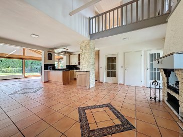 Charmante maison libre de 4 cotés ? Idéale pour une famille  

L'agence immobilière Immo-Contact vous propose cette agréable maison de ±130 m² sur un terrain de 8.35 ares, située dans un quartier calme et résidentiel de Hagen.  

Points forts: Emplacement paisible, proche des écoles, médecins, transports en commun, idéale pour une famille en quête de confort et de calme.  

Disposition des espaces :  

Rez-de-chaussée :  

- Hall d'entrée  
- Cuisine équipée ouverte  
- Salle à manger avec cheminée à bois  
- Salon / Véranda donnant accès direct à la terrasse et au jardin, parfaits pour profiter des beaux jours  
- 2 Chambre à coucher  
- salle de bain avec douche, toilettes et fenêtre  

A l'étage :  
- Hall de nuit pouvant servir d'espace bureau  
- 2 chambres à coucher de +/-10m²  
- Salle de douche avec fenêtre  
- WC séparé  

Sous-sol:  

- Garage  
- 2 caves  
- Buanderie  
- Chaufferie  

Trois parkings extérieurs viennent compléter ce bien.  

Maison en bon état, offrant un fort potentiel d'aménagement selon vos envies.  

A savoir:  
- Panneaux solaires  
- Triple vitrage refait en 2020  
- Chaudière au gaz refait en 2023  
- Electricité revue en 2022  
- Toiture en excellent état  
- Air conditionné  

Disponibilité immédiate.  

Visites possibles en semaine et le samedi.  

Contactez-moi dès maintenant au +352 621 758 643.