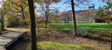 Le terrain à bâtir est situé dans une petite impasse formant un îlot de cinq maisons unifamiliales modernes en retrait de la rue principale. Cette position offre un lieu exceptionnel dans un environnement calme et retiré. Il est en bordure d'une zone verte arborée inconstructible sillonnée par un chemin forestier 