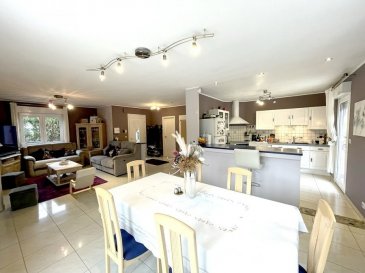 Exclusivité 3G Immo Lambermont, au calme absolu à Longwy-bas, à 5 minutes des frontières : magnifique pavillon plain-pied individuel de 2004, 6 chambres (avec combles aménagés) sur sous-sol complet offrant 150m² habitables + 70m² de surface sol (garage et buanderie).

Au rez-de-chaussée, superbe pièce de vie carrelée de 48m² avec sa cheminée et sa cuisine full équipée et de nombreuses ouvertures vers la terrasse (40m²) et les extérieurs. 3 chambres sur plancher massif chêne (9/12 et 16m²), un Wc séparé, une salle d’eau entièrement carrelée (grande douche italienne, Wc suspendu et meuble vasque).
Au premier niveau, sous combles via escaliers béton, nous retrouvons une 4ème chambre 16m² au sol et un bureau de 13m² au sol, très facilement cloisonnable pour y réaliser une autre chambre.
Au sous-sol, un espace rêvé de 26m² pour un ado ou une activité professionnelle, composé d’une chambre (huisseries soupirail) et d’une salle d’eau entièrement carrelée (douche italienne, Wc suspendu et meuble vasque) bien entendu, nous retrouvons un vaste garage carrelé de 50m² et une buanderie / chaufferie et espace stockage sur 20m² avec carrelage au sol.

Terrain clos et arboré d’environ 6,7 ares offrant sans vis-à-vis avec sa terrasse tournante, situation au calme absolu en secteur résidentiel à 5 minutes des frontières, secteur desservi par les bus.

Sur un plan technique : DV PVC Schüco, chaudière Wiessman au gaz (2017), la toiture de 2004. En termes d’isolation : isolation intérieure 10+1, isolation extérieure sur le pignon nord et l’isolation de la dalle du RDC. Pour votre confort : aspiration centralisée et adoucisseur d’eau. Taxe foncière 1960€. Maison très lumineuse grâce à ses nombreuses ouvertures, très propre tout autant à l’intérieur qu’à l’extérieur, avec matériaux de qualité.

Pour toutes demandes de renseignements et/ou visites : 
Grégory 06 42 85 79 02

Les informations sur les risques auxquels ce bien est exposé sont disponibles sur le site Géorisques : www.georisques.gouv.fr

Le prix inclut nos honoraires
Pour tous renseignements :
Grégory : 06.42.85.79.02 
François : 06.23.51.05.74 
www.lambermont-immo.com 
www.3gimmobilier.com/lambermont

Mandataires indépendants du réseau 3G Immo Consultant
immatriculés au RSAC de Briey N°524 212 917 et N°791 005 580

Les informations sur les risques auxquels ce bien est exposé sont disponibles sur le site Géorisques : www.georisques.gouv.fr