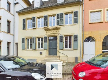 Rénovée par une architecte renommée, cette maison de ville datant de 1807 et d'un mélange de styles renaissance et baroque revêt de nombreux atouts.

Le rez-de-chaussée comprend un hall dentrée avec carrelage dantan (carreaux de ciment), une pièce libre (bibliothèque, chambre, ) ± 18 m², un vestiaire ± 9 m², un débarras de ± 4 m², un hall ± 8 m² desservant une salle de douche et un séjour (ou chambre) ± 13 m2. Ce dernier donne sur une cour intérieure ± 22 m² avec accès à la buanderie ± 16 m2.

Un escalier en colimaçon (en pierre de taille) conduit au premier étage composé de l'espace de vie avec salon ± 24 m², cuisine et son coin repas ± 24 m2, d'une chambre ± 14 m² et d'une salle de bain ± 8 m2. Une passerelle extérieure relie le salon/salle à manger à la terrasse ± 20 m², située sur le toit de la buanderie.

Le grenier, aménagé façon loft ± 74 m² , comprend une salle de bain/douche, un dressing ± 13 m² et une grande chambre.

A l'extérieur, un petit passage privatif permet dy déposer les poubelles ou de ranger les vélos/motos.

L'accès à la cave-chaufferie (mazout) se fait par l'extérieur.

Généralités:

L'ensemble des conduits sanitaires, câblages électriques, corps de radiateurs et fenêtres est neuf;

La cuisine et les sanitaires sont neufs;