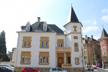 Belle maison de maître de  /- 400 m2 sur 5,10 ares de terrain, pour bureaux, sise au Centre-Ville, secteur protégé du Parc.

Rez-de-chaussée: 4 bureaux, cuisine équipée avec sortie jardin et débarras, hall d'entrée, WC séparé
1er étage: 5 bureaux dont un avec débarras, hall donnant sur balcon, WC séparé
2ème étage (combles): 1 grand bureau, salle de douche
sous-sol: archives, cave, chaufferie
2 garages fermés et 4 emplacements extérieurs

Entièrement remis en peinture et nouveau parquet

Loyer mensuel : 16850,-€ HTVA
Passeport énergétique en cours

Très bonne situation à quelques pas du Centre-Ville