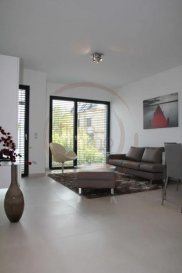 Nous avons le plaisir de vous proposer à la location un bel appartement tout compris (internet, télévision, femme de ménage, draps de bain et de lits...) dans le quartier de Kirchberg.

Le plus grand atout de ce logement de haut standing est qu'il est entièrement meublé et équipé. 

Il se compose comme suit:
- Cuisine équipée ouverte sur living et salle à manger;
- 1 chambre;
- Salle de bain;
- Balcon d'environ 7m2; 
- Buanderie équipée (lave linge/sèche linge);
- Garage et cave en option.

Prix locations:
1 mois: 2.600EUR
2/6 mois: 2.500EUR
> 7 mois: 2.400EUR
Parking: 150EUR

Frais d'agence à la charge du locataire: 1 mois de loyer + 17% TVA. 

Pour plus de renseignements veuillez contacter l'agence.<br />Wir haben das Vergnügen, Ihnen eine schöne Wohnung zu vermieten, mit einer Fläche von ca. 43m2, möbliert und komplett ausgestattet, es besteht wie folgt:

- Offene Küche mit Wohnzimmer und Esszimmer;
- 1 Zimmer;
- Badezimmer;
- Balkon von ca. 7m2; 
- Ausgestatteter Waschraum (Waschmaschine/Wäschetrockner)
- Garage und Keller.

Einschließlich Nebenkosten (Reinigungsservice, Strom, WLAN, Fernseher usw.)

Agenturkosten zu Lasten des Mieterteils: 1 Monat Miete + 17% MwSt. 

Für weitere Informationen wenden Sie sich bitte an die Agentur.<br />We are pleased to offer you for rent a beautiful all-inclusive apartment (internet, television, maid, shower towels, bed sheets), in the Kirchberg district.

The major asset of this high standing flat is that it is entirely furnished and equipped. 

It consists of:
- Equipped kitchen open to living and dining room;
- 1 bedroom;
- Bathroom;
- Balcony of about 7m2; 
- Equipped laundry (washing machine/dryer);
- Garage and cellar optional.

Rental prices:
1 month: 2.600EUR
2/6 months: 2.500EUR
> 7 months: 2.400EUR
Parking: 150EUR

Agency fees at the expense of the tenant: 1 month rent + 17% VAT. 

For more information please contact the agency.