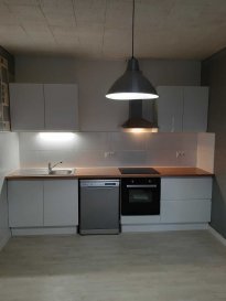 Grand appartement situé au 1er étage d'une résidence bien entretenue, en retrait des axes de circulation.
Comprenant entrée, cuisine équipée, séjour, 2 chambres, salle d'eau, WC séparé, 2 pièces annexes.
Chauffage électrique.