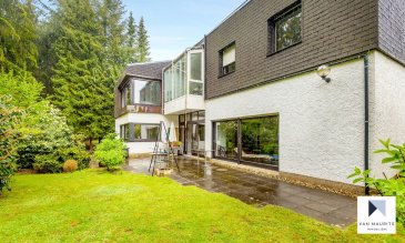 Située à Besseringen à 20 minutes de Luxembourg Schengen et à 5 km de Merzig dans un joli village Allemand construit avec de grande résidence de bonne facture et rare à la vente. Cette maison datant de 1975 et construite par un architecte sur deux niveaux est érigé au calme et possède 5 chambres à coucher dont une ensuite de ±28m² avec sa salle de bain privé de ±7m².

Possédant un jardin de ±500m² et une terrasse de ± 65 m². Une piscine intérieure de ±50 m² et un sauna. Un garage de ±40 m² pouvant accommoder 2 voitures et 2 places de stationnement extérieure totalisant une surface habitable de ± 473m² et libre des 4 côtés se présente comme suit :

Le rez-de-chaussée s'ouvre sur un palier de ± 7m² qui amène au séjour d'une surface de 37 ± et sur la cuisine de ±13m² et une salle à mager/sejour de ± 65 m². Un bureau séparé pouvant être utilisé pour une profession libérale de ±10m² et son wc attenant de ± 2 m².

Le rez-de-jardin, se compose d’un hall d’entrée de ±22m², de la suite parentale de ±28m² avec son dressing de±10m², un espace bureau de ±13m² et sa salle de bain privative de ±7m². La suite parentale ouvre sur la terrasse au calme de ±65m² qui est entouré du terrain boisé de la maison d’une surface totale de ±500m².

Les combles sont non-aménagés pour une surface totale de ±80m².

Au sous-sol se situe une piscine intérieure ainsi que le sauna et son vestiaire de ± 16m². La chaufferie, salle de lavage et cave à vin réfrigéré complète cet étage. L’énergie passe est en cours de réalisation.


Généralités :

Maison de ±570m² sise à Bisseringen en Allemagne
Terrasse de ±65 m² au calme sans vis à vis
Grand jardin de 5a 
Idéal pour une famille
20 minutes de Luxembourg Schengen
L’énergie passe est en cours de réalisation.


EIN ARCHITEKTENHAUS MIT 5 SCHLAFZIMMER, GESAMTFLäCHE 570 M², IDEAL FÜR EINE GROSSE FAMILIE

In Grenznähe (25 km) zu Luxemburg, im Ort Besseringen, bieten wir Ihnen dieses freistehende, gepflegte und großzügige Wohnhaus an. Das Haus wurde im Jahr 1975 in Massivbauweise auf einem 928 m² großen Grundstück errichtet. Seither wurde das Objekt regelmäßig renoviert.  

Die große Garage ±41 m², zwei Parkplätze sowie der schöne Garten runden das Angebot ab.

Die Raumaufteilung ist folgendermaßen gestaltet:

Erdgeschoss:
Eingangsbereich/Wohndiele ±37 m²; Küche ±13 m² komplett mit Siemens-Geräte; Wohn-Esszimmer ±65 m² mit Kamin und Ausgang zur Terrasse.
Drei Schlafzimmer; Badezimmer mit Wanne.
Auf dem Geschoss befinden sich außerdem ein kleines Büro (10 m²) und ein Gäste-WC.

Untergeschoss:
Diele 22 m²; zwei Schlafzimmer 28 m² und 14 m², eins davon mit Ankleide 10 m²; Büro 13 m²; Duschbad 7 m²

Kellergeschoss, ganz unterkellert:
Zwei große Kellerräume (Spielzimmer), Heizungsraum, Weinkeller und Schwimmbad 51 m² mit Sauna und Ankleideraum.

Das Haus wird mit Öl geheizt, die Größe des Heizöltanks beträgt 20.000 Liter. Ein Energieausweis für diese Immobilie liegt noch nicht vor.

 

Hauptmerkmale auf einen Blick:

Gepflegtes Architektenhaus aus dem Jahr 1975
Großzügige Wohnräume
Schwimmbad und Sauna
Ruhige Lage, 5 km von Merzig entfernt
