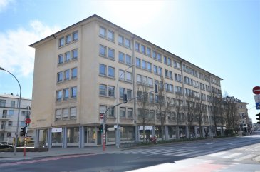 Bel espace de bureaux d'une surface de ±146m² au 4ème étage d'une résidence avec ascenceur. Idéalement situé à l'angle du boulevard Joseph II et de l'avenue Monterey non loin du centre-ville, du glacis, des arrêts de tram et des station de bus.

Au 4ème étage, l'espace est divisé en 6 bureaux distincts (±32, 23, 20, 16, 11 et 9m²); une terrasse de ±9m² avec vue sur l'ambassade de France; un rangement de ±9m² et un wc indépendant de ±2m².

Au sous-sol, une place de parking et deux caves sont inclus dans le prix de la location.

Généralités:

- Ascenceur;
- Double vitrage;
- Parlophone;
- Parc de Monterey à proximité;
- Transports en communs à proximité;

- Loyer: 3750€;
- Charges: ±330€/mois;
- Garantie locative: 3 mois;
- Disponibilité immédiate;

- Agent responsable: Pierre-Yves Béchet;
- Tél: +352 621 654 086;
- Email: Pierre-Yves@vanmaurits.lu