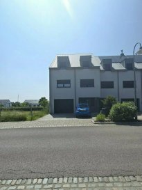 ++++ A VISITER ++++

Immo Nordstrooss vous propose à la vente une belle maison sous garantie décennale sis à Hoscheid libre de trois côtés sur un terrain de +/- 2.68 ares d'une superficie habitable de +/- 229,9m²,
Cette belle maison tout confort sur 3 niveaux dans un état impeccable, avec des belles finitions.

Il s'agit d'une maison construite avec des matériaux de qualité en 2021.

La maison se compose comme suit:

Rez-de-chaussée : 
Hall d'entrée, Local buanderie/chaufferie. Garage pour 1 voiture. 
- Espace Studio comprenant : 
- Living spacieux/Salle à manger,
- Espace cuisine ouverte, 
- Salle de douche, 

1er étage : 
- Hall de nuit,
- WC séparé, 
- Belle cuisine équipée, salle à manger et trés spacieux living avec accès à une terrasse.

2e étage : 
- Hall de nuit,
- 3 chambres à coucher, dont 2 avec accès à un balcon. 
- Salle de douche. 

Grenier :

Grande chambre avec espace dressing.

Extérieurs:
- 2 places de parking extérieures

Données techniques:
Passeport énergétique A/A
Chauffage Pompe à chaleur
Fenêtres triple vitrage, équipés de volets électriques.

Pour tout complément d'information et/ou la documentation détaillée, contactez-nous au tél: 691 850 805.

Proposition de crédit/financement à taux compétitif d'une banque luxembourgeoise incluse dans nos services gratuits.