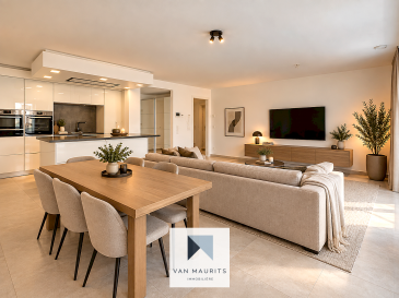 Situé au cœur de Steinfort, ce lumineux appartement moderne de deux chambres, construit en 2017, offre une surface habitable de ± 90 m² et bénéficie d'un emplacement privilégié à proximité immédiate de toutes les commodités.

L'appartement se compose comme suit :

Au rez-de-chaussée, un hall d'entrée de ± 6 m² mène à une spacieuse et lumineuse pièce de vie de ± 38 m², comprenant un agréable séjour ainsi qu'une cuisine équipée moderne. Les grandes baies vitrées inondent cet espace de lumière naturelle et créent une atmosphère particulièrement agréable et conviviale.

La partie nuit se compose de deux chambres spacieuses de ± 14 m² et ± 15 m², ainsi que d'une belle salle de douche de ± 8 m² équipée d'une double vasque. Un WC séparé de ± 3 m² complète cet espace. Au sous-sol, l'appartement dispose d'une cave privative de ± 5 m² ainsi que d'un emplacement de parking privatif.

Les occupants bénéficient également d'une buanderie commune, avec possibilité d'installer un raccordement directement dans l'appartement, ainsi que d'un jardin commun soigneusement entretenu.

Grâce à son accès de plain-pied, sa proximité immédiate avec les commerces et restaurants et son agencement fonctionnel, cet appartement offre un excellent équilibre entre confort, modernité et accessibilité. Il convient également aux personnes à mobilité réduite.

Détails complémentaires :

Appartement moderne construit en 2017, en excellent état  
Adapté aux cabinets médicaux / professions libérales  
Châssis PVC avec triple vitrage  
Volets électriques  
Passeport énergétique : B-B  
Vidéophone  
Proximité immédiate des commerces, restaurants et commodités  
Accès de plain-pied  
Adapté aux personnes à mobilité réduite  
Disponibilité immédiate  

Agent responsable : Julien Bastin  
Tél. : +352 621 654 086  
E-mail : julien@vanmaurits.lu
