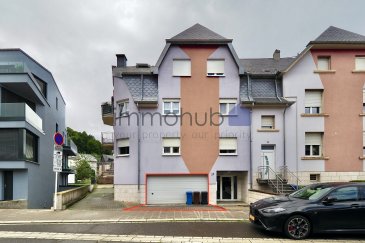 immohub, votre partenaire immobilier à Tétange, a le plaisir de vous présenter en exclusivité un appartement type duplex situé aux 3ème et 4ème étages d'une résidence de 6 unités construite en 2004, implantée dans un quartier résidentiel calme et agréable.
Offrant une surface totale de ± 122,30 m², ce bien spacieux dispose de trois chambres à coucher, d'un garage pour deux voitures, de deux emplacements extérieurs, d'un vaste séjour et de deux salles de douche.

Composition du bien : 
3ème étage :
-Hall d'entrée : 2,75 m²
-Double séjour avec cuisine équipée ouverte : 47,10 m²
-Chambre I : 20,10 m²
-Salle de douche : 4,75 m²
-Balcon orienté ouest : ± 3,99 m²

4ème étage (grenier aménagé, accessible par escalier en colimaçon) :
-Hall de nuit : 12,25 m²
-Chambre II : 16,10 m²
-Chambre III : 19,95 m²
-Bureau : 4,85 m²
-Salle de douche avec buanderie : 4,45 m²

Annexes :
-Cave privative : 1,95 m²
-Buanderie commune + buanderie privative à l'étage

Informations complémentaires : 
-Année de construction : 2004
-Surface brute : ± 122,30 m² (grenier aménagé inclus)
-Surface pondérée appartement : ± 71,98 m² (selon cadastre vertical)
-Menuiseries en PVC double vitrage avec volets manuels
-Fenêtres de toit VELUX (2025) en triple vitrage avec volets électriques
-Orientation : Ouest
-Chauffage au gaz
-Dalles en béton
-Porte de garage motorisée
-2 emplacements intérieurs
-2 emplacements extérieurs
-Classe énergétique : F / G
-Charges mensuelles : ± 450 €
-Interphone
-Cuisine équipée avec électroménagers de marques Siemens, Bosch et AEG