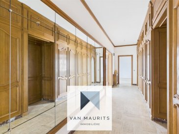 Cet appartement exceptionnel par sa taille de 303 m2 habitables et son adresse hyper centrale se situe au 30, Bd d'Avranches, à 10 min à pied de la Grand-Rue. La vue du deuxième étage offre un panorama sur toute la ville haute, dont la cité judiciaire qui se trouve en face de la résidence.

Ce bien rare exige une rénovation, permettant de multiples agencements intérieurs ainsi que sa division en deux unités séparées.

Double affectation: habitation et/ou bureau. 

L'offre comprend également deux emplacements intérieurs et deux caves privatives. 

Pour tout renseignement et le plan du bien, veuillez contacter :
Katia Gravière au 661 33 29 82 ou katia@vanmaurits.lu