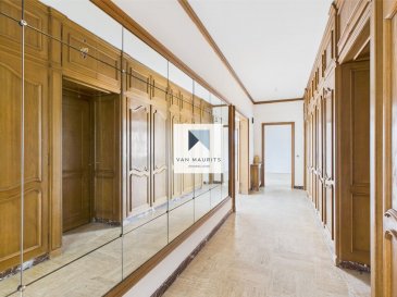 Cet appartement exceptionnel par sa taille de 303 m2 habitables et son adresse hyper centrale se situe au 30, Bd d'Avranches, à 10 min à pied de la Grand-Rue. La vue du deuxième étage offre un panorama sur toute la ville haute, dont la cité judiciaire qui se trouve en face de la résidence.

Ce bien rare exige une rénovation, permettant de multiples agencements intérieurs ainsi que sa division en deux unités séparées.

Double affectation: habitation et/ou bureau. 

L'offre comprend également deux emplacements intérieurs et deux caves privatives. 

Pour tout renseignement et le plan du bien, veuillez contacter :
Katia Gravière au 661 33 29 82 ou katia@vanmaurits.lu